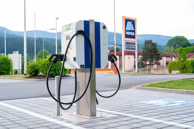 Mit den E-Ladestationen auf dem Hofer Parkplatz in Leoben geht das Laden künftig ruck-zuck. Ermöglicht wird dies dadurch, dass die Ladestationen sich mittig zwischen den Parkplätzen befinden.  | Foto: Klaus Pressberger