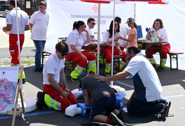 Die Jugendlichen erhielten spannende Einblicke in die Arbeit der Rettung und wurden sogar mit Theaterblut "geschminkt", sodass es aussah, als seien sie verletzt. | Foto: BFV Leoben/Tomsits