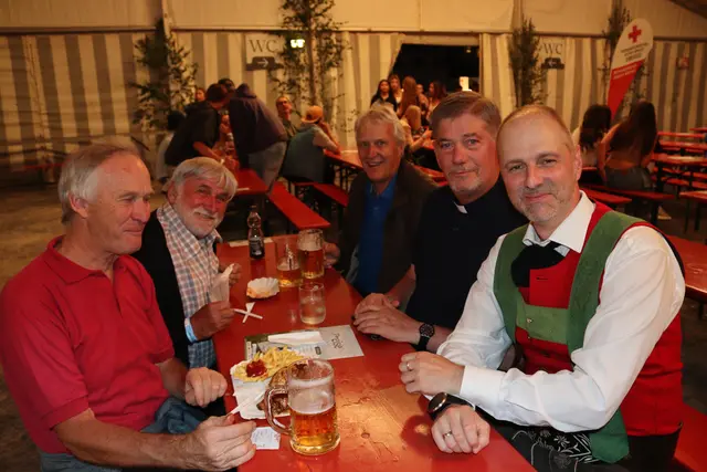 Josef und Martin Klimmer mit Josef Walter und Pfarrer Harald Fischer, der einmal jährlich für drei Wochen in St. Anton verweilt und am Sonntag die Heilige Messe im Festzelt zelebriert hat, und Günther Öttl, der Kapellmeister der Musikkapelle St. Anton am Arlberg.  | Foto: Elisabeth Zangerl