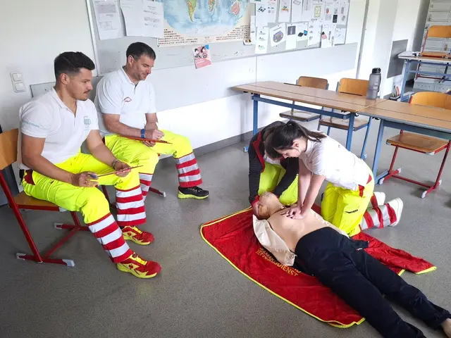 Zwei Wasserretterinnen konnten die Ausbildung bis zum Rettungsschwimmlehrer abschließen und stehen nun der eigenen Mannschaft zur Verfügung. | Foto: Arbeiter – Samariter – Bund Österrreich, Bundessektion Wasserrettung