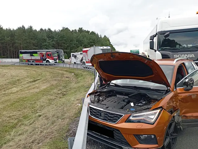 Am Donnerstag kam es bei der A2-Auffahrt in Loipersdorf in Fahrtrichtung Wien zu einem Unfall, drei Personen wurden verletzt. | Foto: Stadtfeuerwehr Pinkafeld