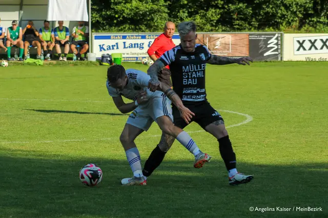 Jürgen Löffler und Alex Kanalas im Duell um den Ball. | Foto: Angelina Kaiser