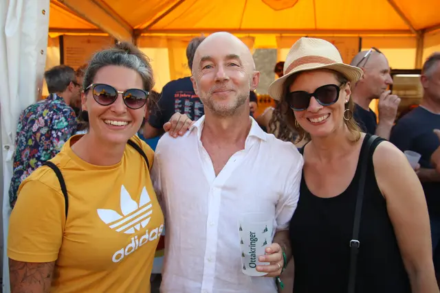 Landeshauptmann-Stellvertreterin Anja Haider-Wallner mit ihrem frisch angetrauten Ehemann Martin Hollweck und Meinbezirk-Mitarbeiterin Melanie Heißenberger (von rechts). | Foto: Martin Wurglits