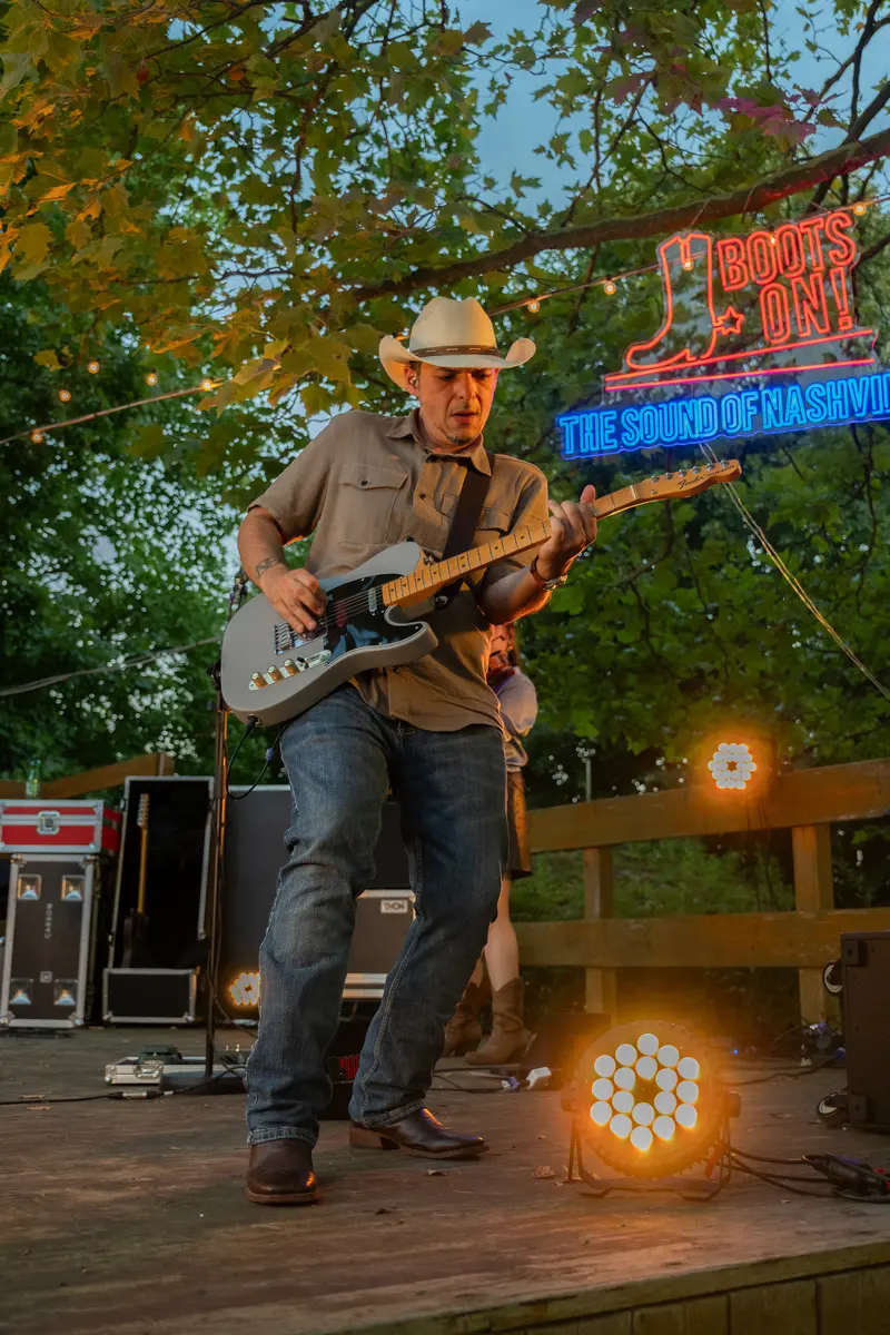 Die Bühne rockte Tom Perry aus Traiskirchen mit seinen Gitarrenklängen. | Foto: Bettina Korotvicka