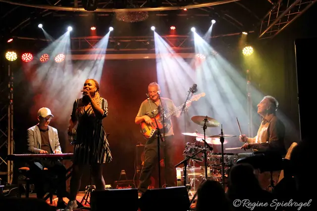 Das Stella Jones Quartett auf der Wolfgang Ambros Bühne in der Villa kunterbunt. Die hochkarätigen Musiker sorgen mit Soul, Funk und Pop für ein ausverkauftes Haus.