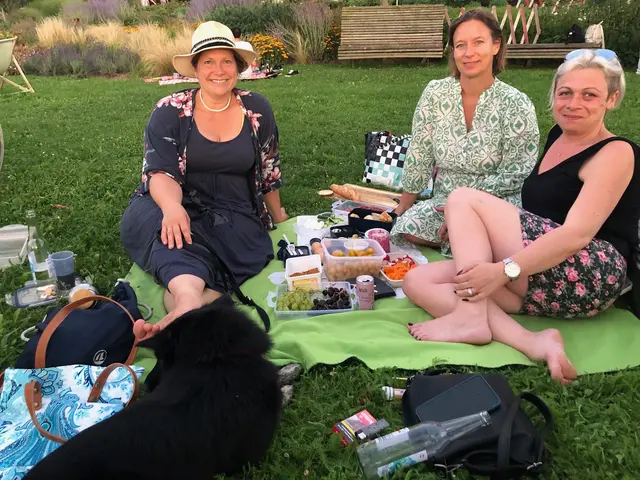 Stefanie Jirgal, Karin Pfeffer, Claudia Rudolph - ihrem mit Hund Freya. | Foto: Christina Altmutter