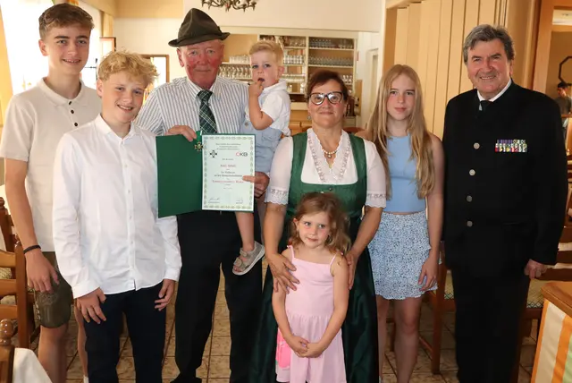Der Jubilar, seine Frau Heidi, die Enkelkinder Florian, Sebastian, Isabelle, Leonie und Philipp und ÖKB-Obmann Franz Hopfgartner | Foto: Gerhard Langmann
