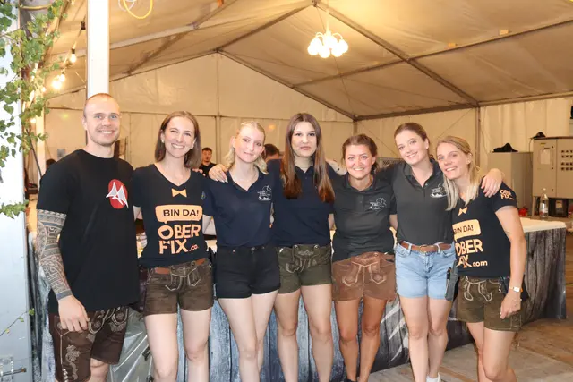 Ein Teil der fleißigen Helfer:innen am Freitagabend, von links zu sehen sind: Claudio Ender, Sara Haueis, Julia Falch, Mia Klimmer, Stefanie Hafele, Nina Veiter und Elisa Raffeiner.  | Foto: Elisabeth Zangerl