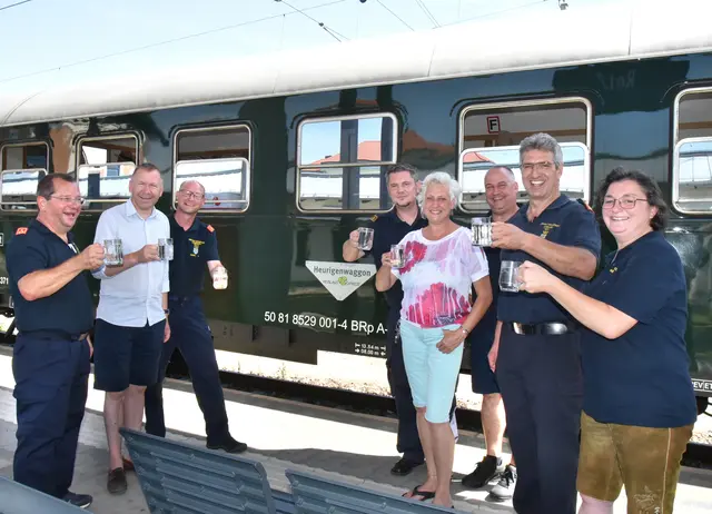 Christoph Kahrer, Bgm. Stefan Lang, Christian und Sabine Lehninger, Wolfgang Engel, Bettina Mairhofer, Marie Claire Bazala, Alexander Maierhofer, 
 | Foto: Schleich