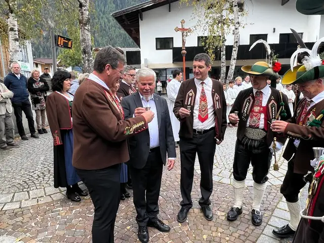 Bürgermeister Jakob Wolf stößt mit Pfarrer Thaddäus Slonina an. | Foto: Gemeinde Umhausen