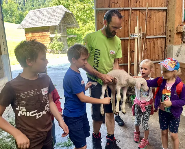 Das Streicheln der Lämmer war für die Kinder ein besonderes Erlebnis | Foto: Familie Pernkopf