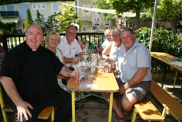 Stadtpfarrer Kanonikus Franz Brei mit seinen Gästen. | Foto: Anna Maria Kaufmann