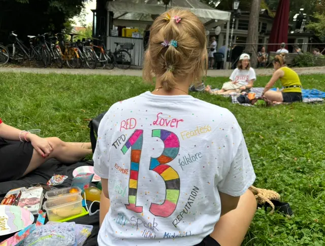 Ein Fan kreierte ein T-Shirt mit Taylors Lieblingszahl 13, sowie den Titeln von ihren Alben und Lyrics.  | Foto: Leonie Herrmann