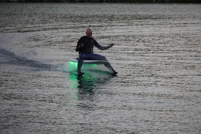 Die Show zeigte deutlich, dass eFoiling viel Spaß macht. Es ist ein Sport, an den sich auch Anfänger gut herantasten können. | Foto: Nicole Hettegger