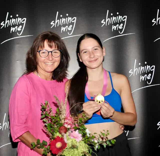 Alle Teilnehmer, so wie Victoria und Andrea Chrubasik,  erhielten eine Medaille. | Foto: Sascha Trimmel