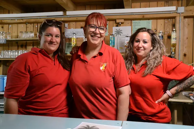 An der Schank hatten Nadine Schneider, Andrea Denk und Marina Baumann alles im Griff. | Foto: Alexander Fritsch