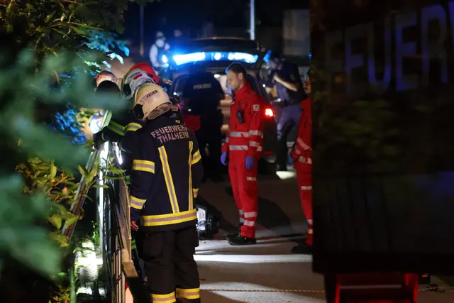 Drei Spaziergänger hörten die Hilfeschreie: Ein 37-Jähriger konnte schwer verletzt aus dem Katzenbach in Thalheim nahe der Traun gerettet werden. | Foto: laumat.at