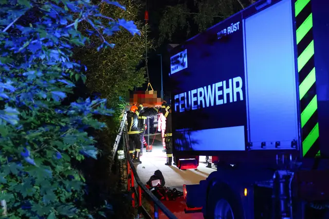 Drei Spaziergänger hörten die Hilfeschreie: Ein 37-Jähriger konnte schwer verletzt aus dem Katzenbach in Thalheim nahe der Traun gerettet werden. | Foto: laumat.at