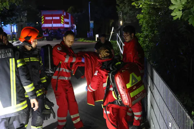 Drei Spaziergänger hörten die Hilfeschreie: Ein 37-Jähriger konnte schwer verletzt aus dem Katzenbach in Thalheim nahe der Traun gerettet werden. | Foto: laumat.at