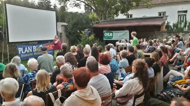 Karin Schmid begrüßt erfreut das Publikum | Foto: Grüne Mödling