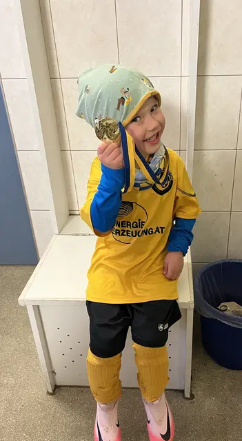 Ries-Kainbach-Kicker Niklas (4) ist stolz auf seine Medaille. | Foto: MeinBezirk/Einsendung