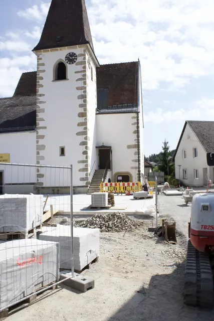 Auch der Kirchenplatz wird neu gestaltet. | Foto: MeinBezirk/Roland Wolf