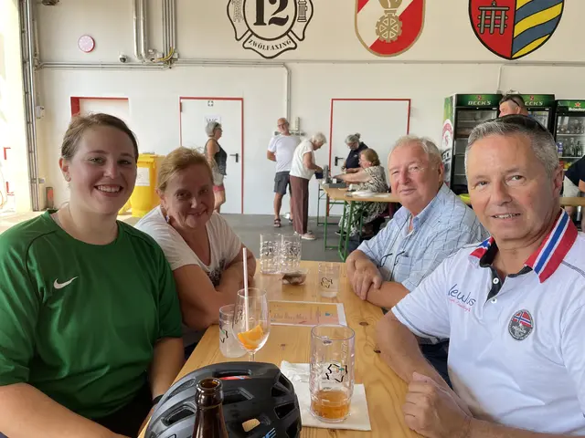 Bei strahlendem Sonnenschein verwandelte sich das Feuerwehrhaus in der Feldstraße in den heißesten (und vielleicht auch nassesten) Event-Treff der Region. | Foto: Maximilian Rappl