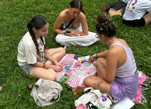 "Swifties" unterhielten sich und machten Armbänder. | Foto: Leonie Herrmann