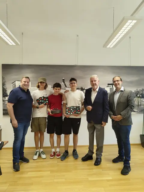 Bevor es für das Team von ÖVP-Gemeinderat Christian Filipp (li) und Lehrer am BRG noch zu einem Besuch bei Bürgermeister Klaus Schneeberger (ÖVP, 2. v. re.). | Foto: BRG Gröhrmühlgasse
