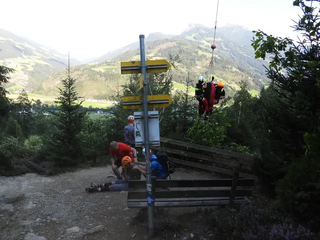Luftrettung über dem Klettersteig: Der GÜ-tau wurde eingesetzt, um den 59-jährigen Kletterer sicher ins Tal zu bringen. | Foto: zoom.tirol