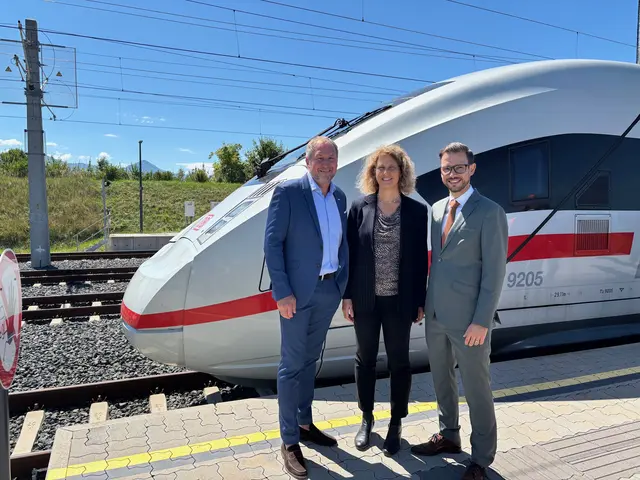 Reinhard Wallner (ÖBB Regionalmanagement), Sabine Stock (Vorständin ÖBB-Personenverkehr AG) und Landesrat Sebastian Schuschnig (ÖVP) | Foto: MeinBezirk