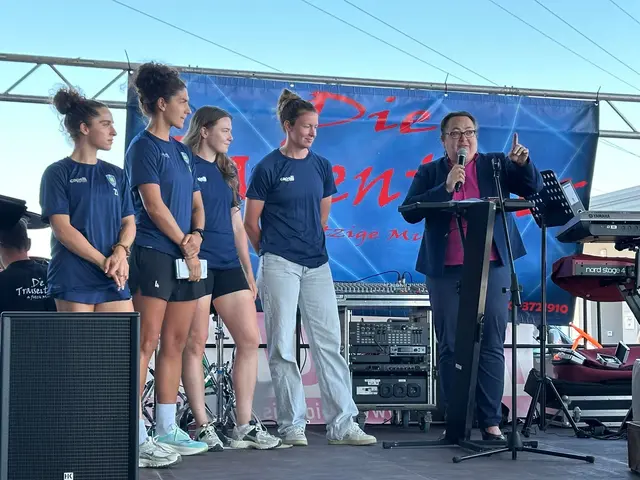 Special Guest: die Fußballdamen des SKN St. Pölten bei der Jubiläumsfeier | Foto: Meidl Reisen