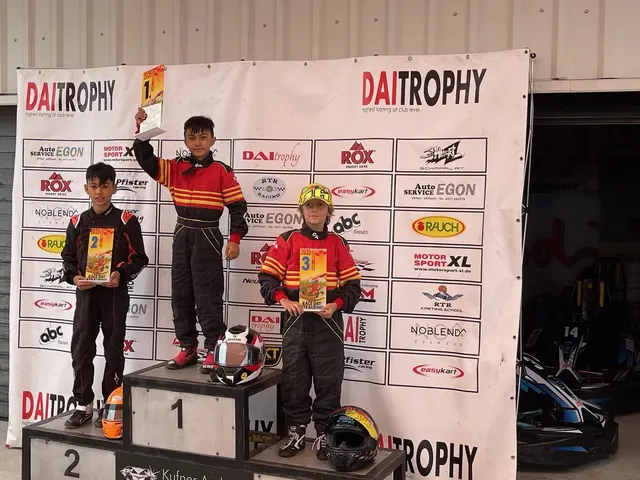 Alexander und Anton Porsche jubeln vom Podest. | Foto: Porsche