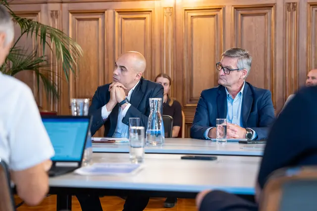 Bei der Vorstellung ebenfalls dabei: waff-Geschäftsführer Marko Miloradović (l.) und AMS-Wien-Chef Winfried Göschl. | Foto: Valentina Marinelić/MeinBezirk