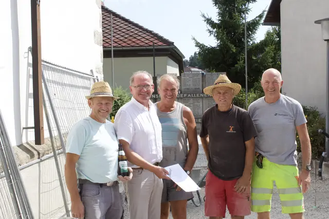 Bürgermeister Herbert Haunschmied (2.v.l.) mit freiwilligen Kirchenplatzgestaltern (von links): Richard Neundlinger, Franz Peirlberger, Johann Ennikl und Willi Scheuchenpflug. | Foto: MeinBezirk/Roland Wolf