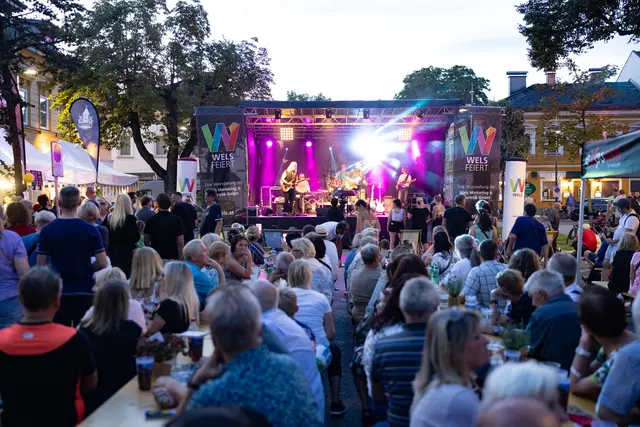 Hunderte Bewohnerinnen und Bewohner aus dem Welser Stadtteil Neustadt feierten das erste große Grätzlfest am Grünbachplatz. | Foto: WMT