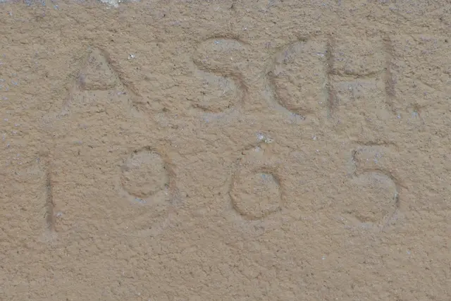 "A. SCH.": Signatur am Sgraffito von 1965 des Biberbacher Malers Adalbert Schlager. | Foto: Hans-Peter Kriener