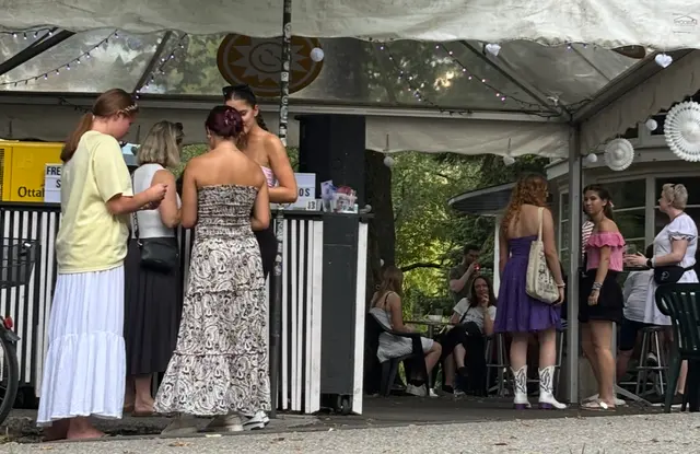 Die Party begann um 16 Uhr und ging bis in den späten Abend. Einige Fans trugen Outfits, die zu Taylor's Liedern angelehnt waren. | Foto: Leonie Herrmann