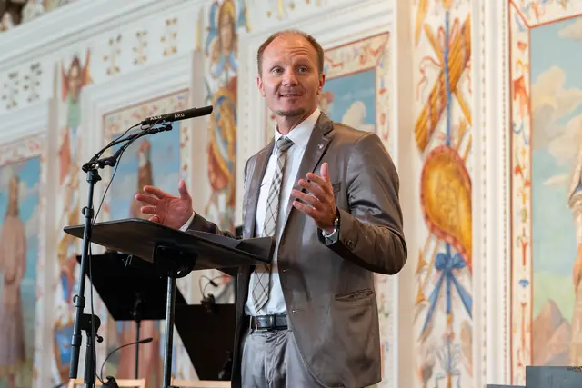 Auch Innsbrucks Bürgermeister Anzengruber hatte feierliche Worte für die Eröffnung der Festwochen übrig. | Foto: Birgit Pichler