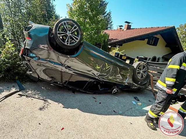 Der Pkw stürzte zwischen 10 und 15 Meter hinab. | Foto: Freiwillige Feuerwehr Treffen