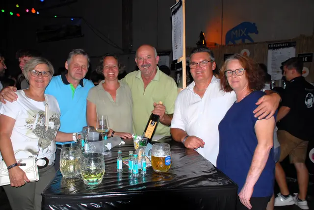 Unter den zahlreichen Partytiger mischte sich auch Bürgermeister Stefan Wilhelm  und  Familie Irmgard und Franz Kober vom Aroniahof