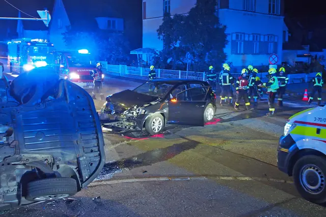 Bei einem Zusammenstoß zweier PKW im Kreuzungsbereich der Lindenhofstraße mit der Haydnstraße wurde ein Fahrzeug umgeschmissen.