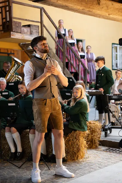 Astecker arrangierte seinen Song "Dahoam" für die Trachtenkapelle aus seinem Heimatort Aurach. | Foto: Hannah Keller