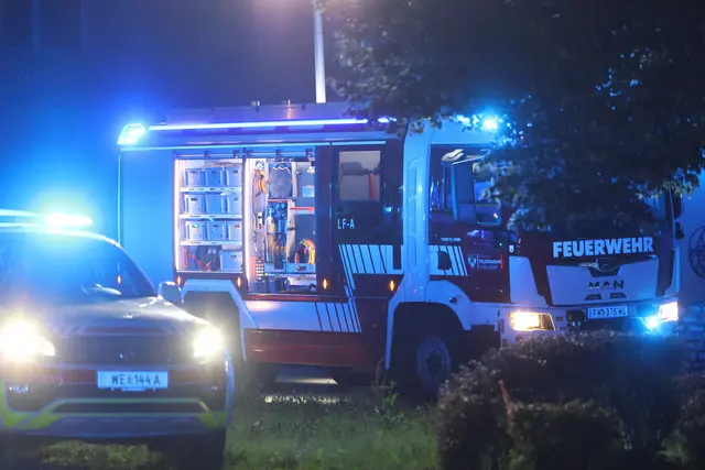 Drei Spaziergänger hörten die Hilfeschreie: Ein 37-Jähriger konnte schwer verletzt aus dem Katzenbach in Thalheim nahe der Traun gerettet werden. | Foto: laumat.at