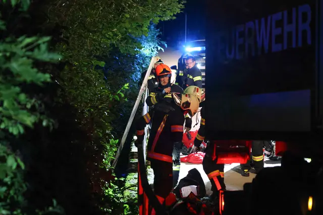 Drei Spaziergänger hörten die Hilfeschreie: Ein 37-Jähriger konnte schwer verletzt aus dem Katzenbach in Thalheim nahe der Traun gerettet werden. | Foto: laumat.at