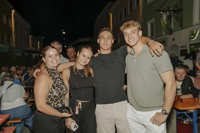 Sarah, Theresa, Erik und Timo bei der Moonlight in der Rainerstraße. | Foto: Laura/Eventflix