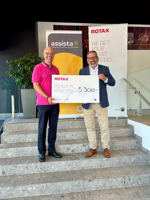 Ein 5.300 Euro-Spendenscheck wurde von BRP-Rotax Geschäftsführer Mario Gebetshuber (r.) an Assista-Geschäftsführer Hermann Wiesinger (l.) übergeben. | Foto: BRP-Rotax