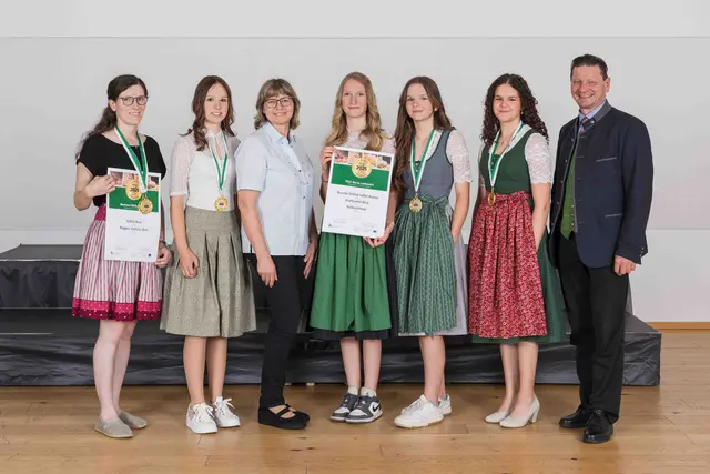 Geehrt: Marlene Fröhlich-Hiden (l.) sowie  Pädagogin Ingrid Fröhwein (3. v. l.) mit den Schülerinnen Alisa Marcher, Lea Sommersacher, Sofia Rappold und Elena Druschowitz mit Landesschulinspektor Johannes Hütter (rechts) | Foto: LK Stmk/A Wild Emotion