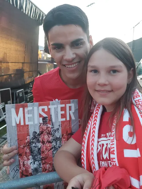 GAK-Fan Laura nach dem Bundesliga-Aufstieg mit Milos Jovicic | Foto: MeinBezirk/Einsendung