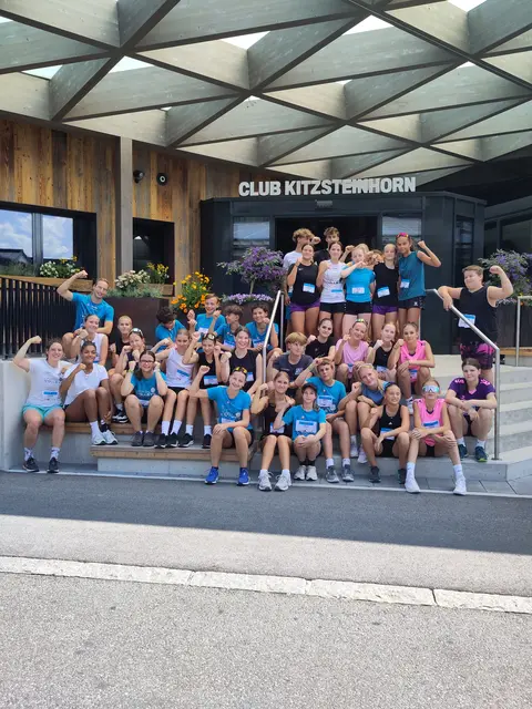 Im August absolvierten die Nachwuchstalente der UNIONvolleys Bisamberg/Hollabrunn ihr jährliches Sommertrainingslager im Club Kitzsteinhorn in Zell am See.  | Foto: Unionvolleys Bisamberg/Hollabrunn